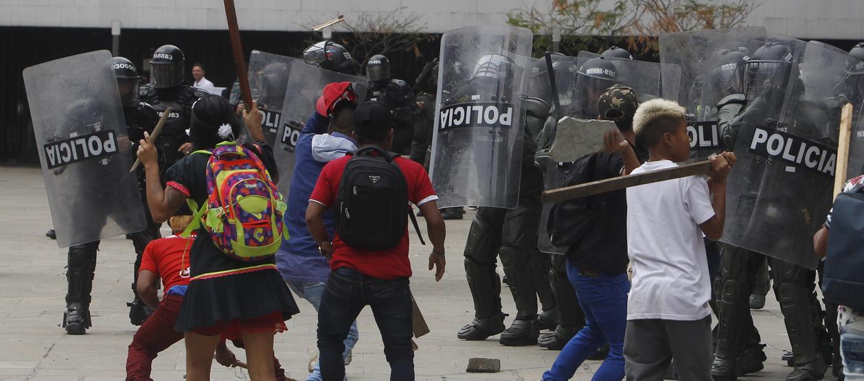 Indígenas se enfrentan durante una protesta con el Esmad de la Policía en Medellín.
