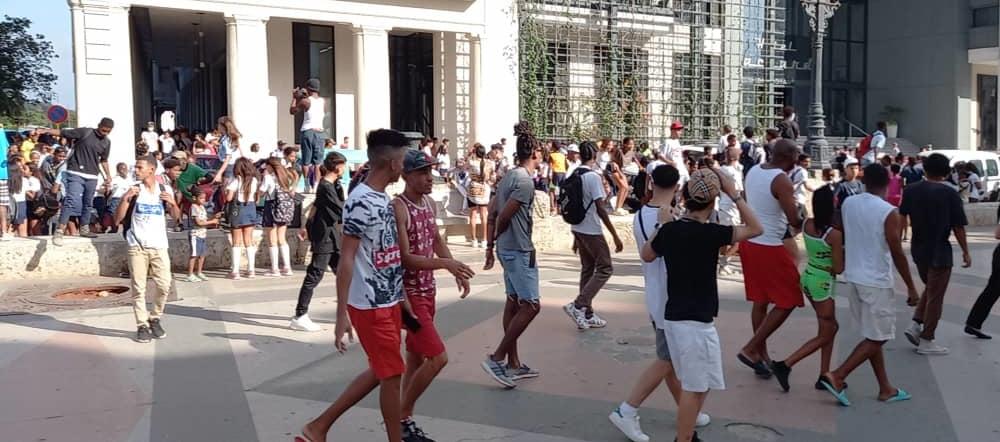 Jóvenes concentrados cerca al hotel donde está el rapero Tekashi 6ix9ine. 