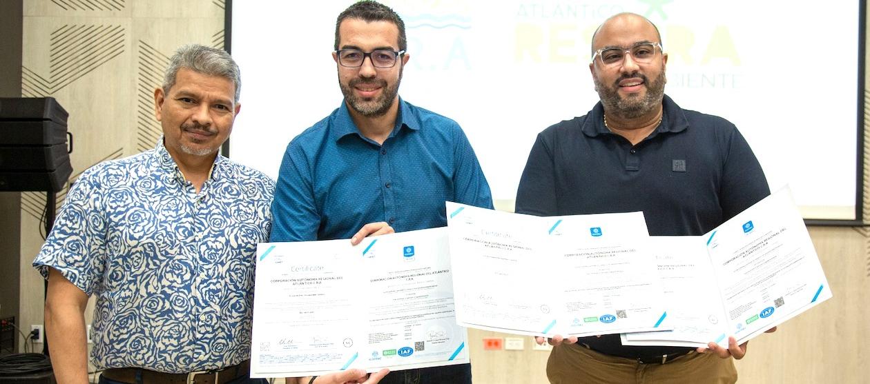 El Director de la C.R.A., Jesús León, recibiendo la certificación Icontec.