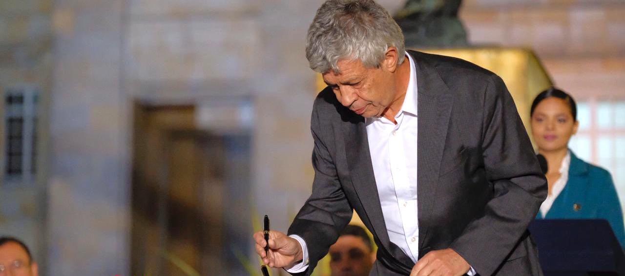 El Director del DNP radicando el proyecto.