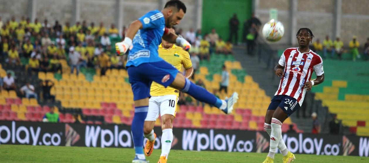 Sebastián Viera rechazando un remate local.