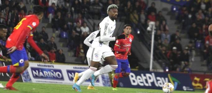 Omar Albornoz sacudiendo las marcas 'volcánicas'.