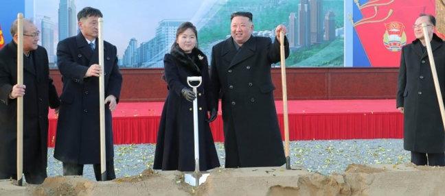 El líder norcoreano, Kim Jong-un, junto a su hija.