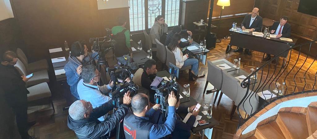Rueda de prensa presidida por Luis Fernando Acosta.