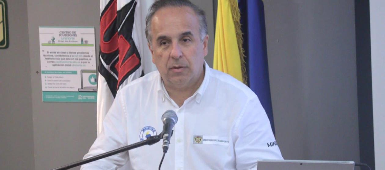 El Ministro de Transporte, Guillermo Reyes, dirigiéndose a los asistentes.