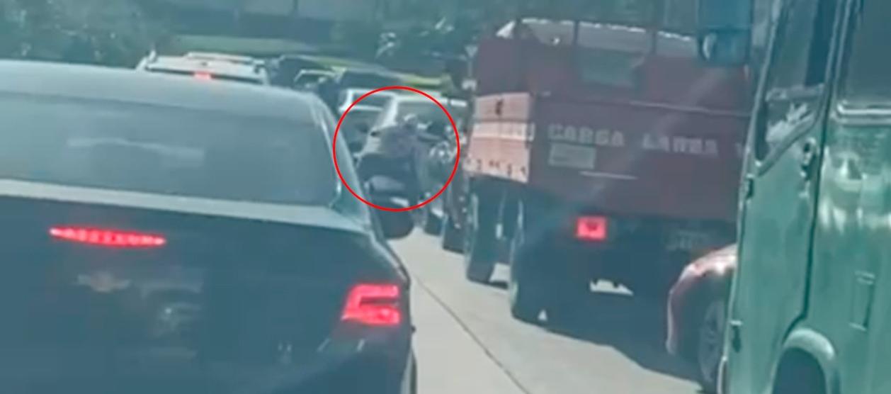 Momento en que los delincuentes que dispararon se dan a la huida.