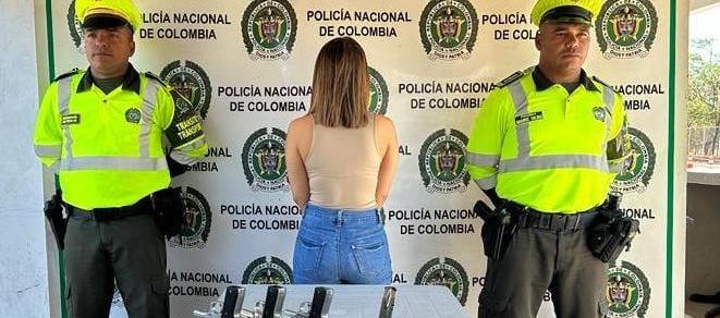 Mujer capturada con pistolas