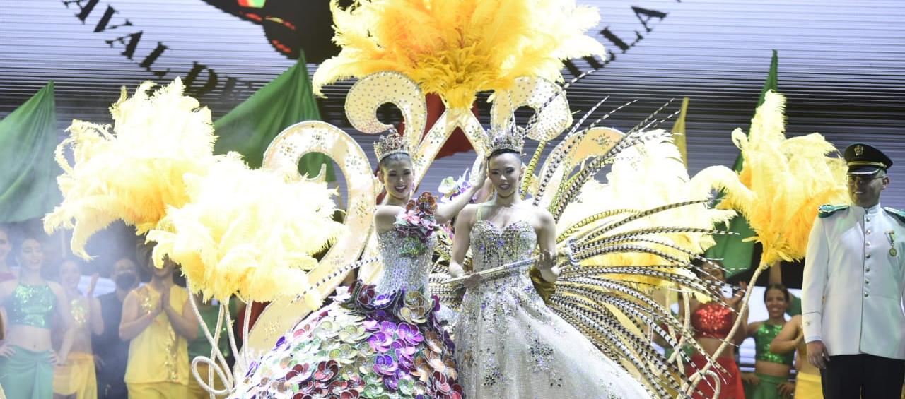 Valeria Charris, soberana 2022, impuso la corona a Natalia De Castro González, reina del Carnaval 2023