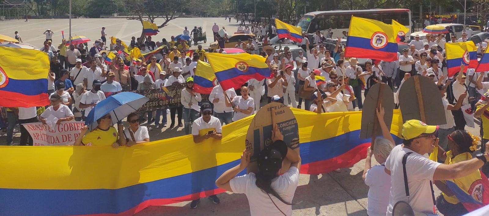 Concentración de opositores en la Plaza de la Paz.