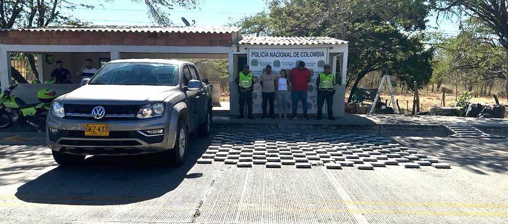 La droga, dos de los capturados y un vehículo incautado.