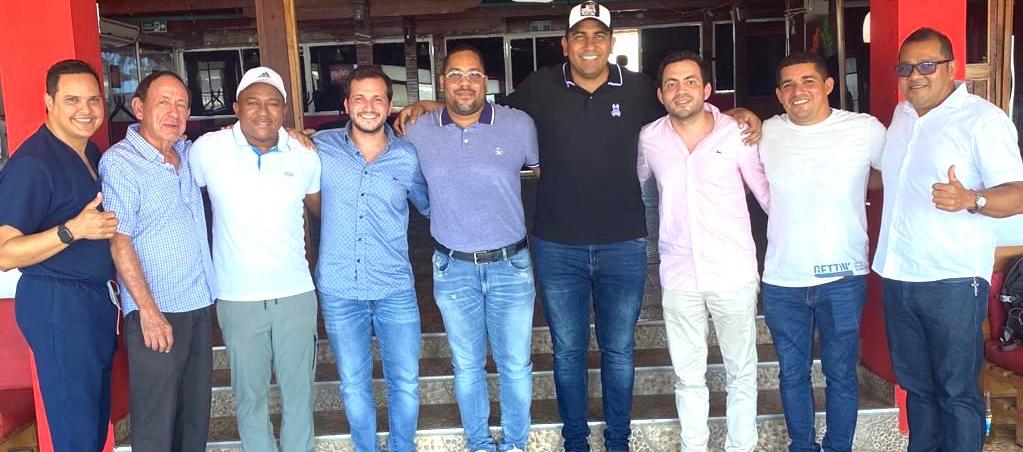 Los precandidatos con directivos de Cambio Radical.