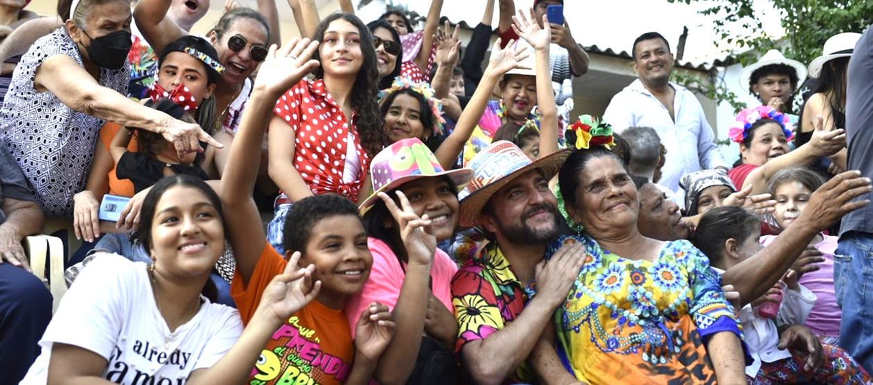 El Alcalde Jaime Pumarejo compartiendo con la gente.