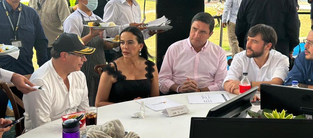 El Alcalde Jaime Pumarejo con el Presidente Gustavo Petro en la cumbre de Asocapitales.