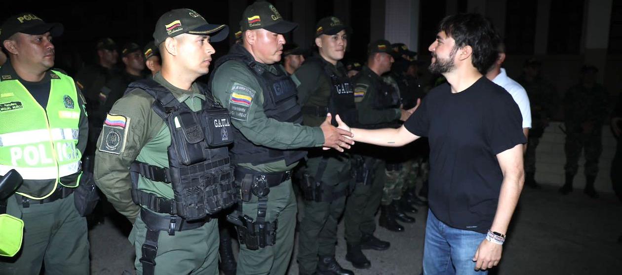 El Alcalde Jaime Pumarejo durante su visita al Batallón de Policía Militar.