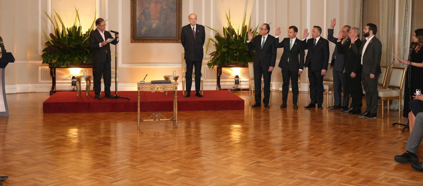 Momento de la posesión de los embajadores.