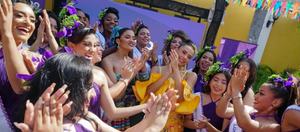 Concursantes al Reinado Popular junto a la Reina Natalia De Castro.