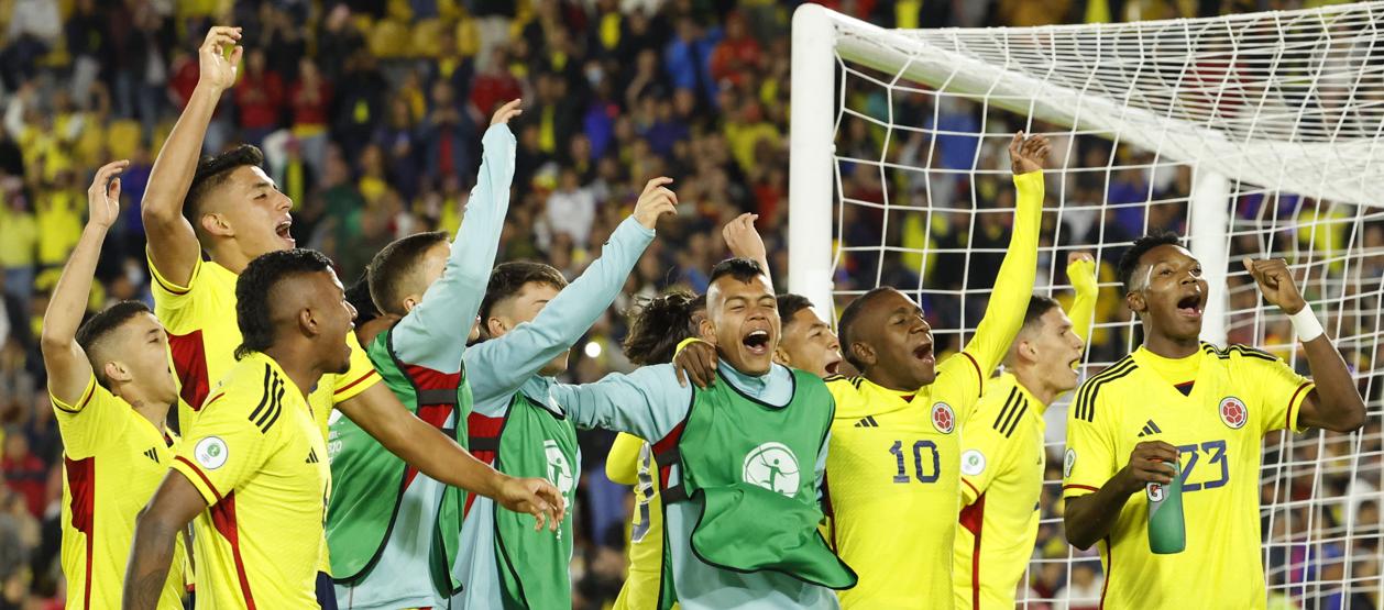 Jugadores de Colombia celebran el triunfo 1-0 sobre Ecuador.
