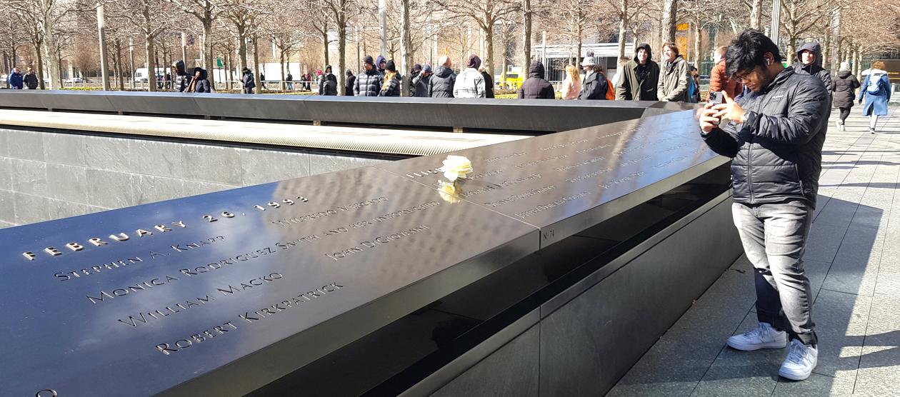 Un grupo de personas verificando las placas de las víctimas.