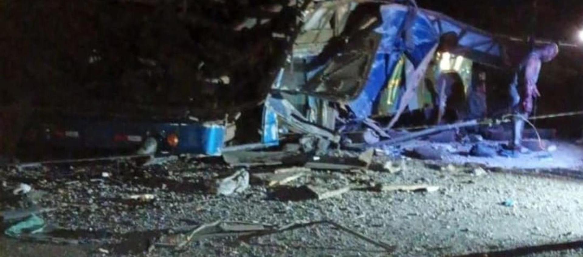 Fotografía cedida hoy por Noticias Chiricanas del autóbus que cayó de un precipicio la madrugada de este miércoles en el área de Gualaca,