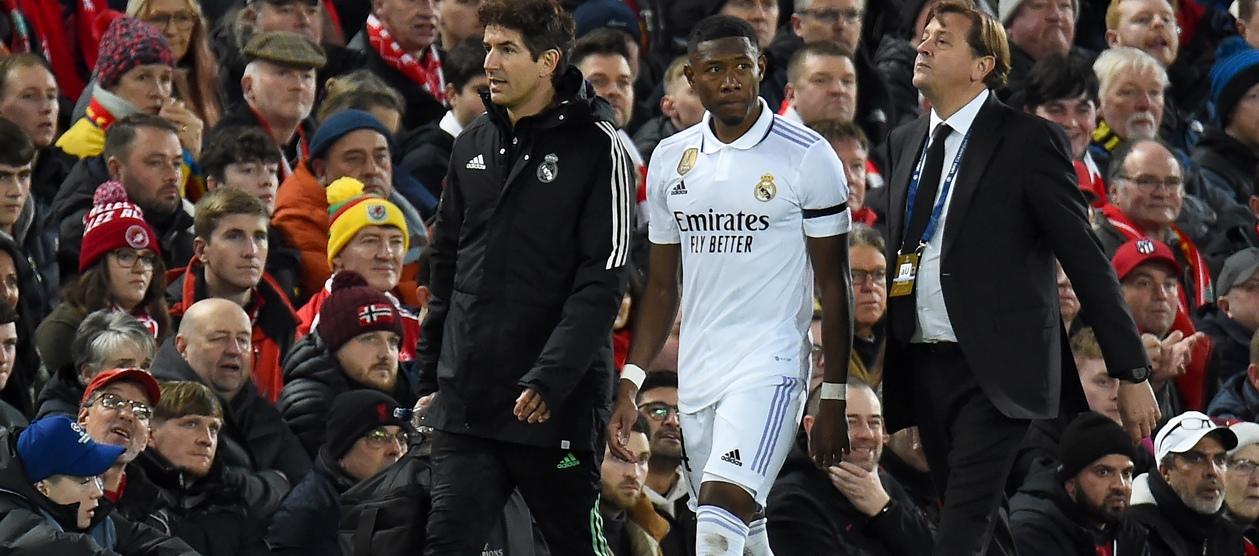 David Alaba abandona la cancha tras lesionarse contra el Liverpool.