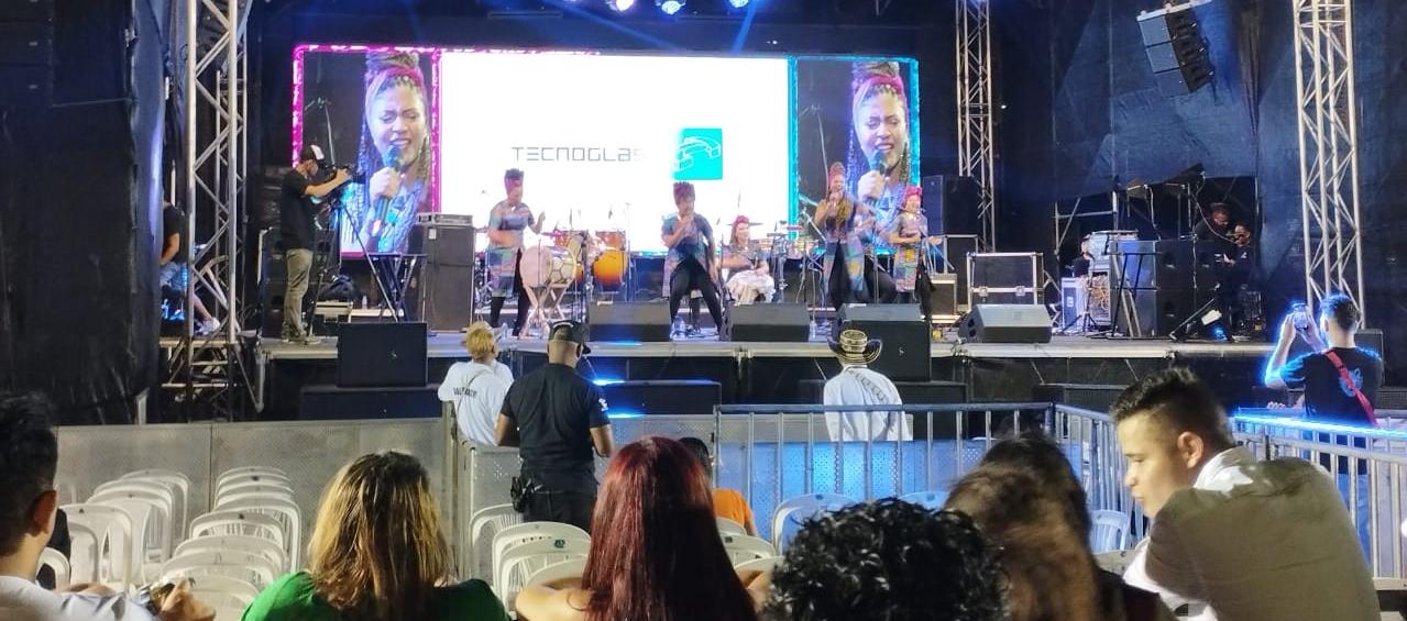 Una de las tarimas de 'Baila la calle' que comenzó este viernes de Carnaval.