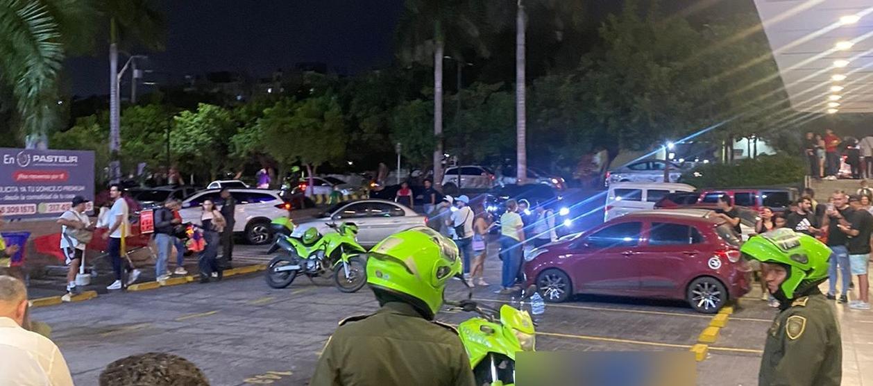 Policías vigilan el área en donde quedó tendido el presunto delincuente.