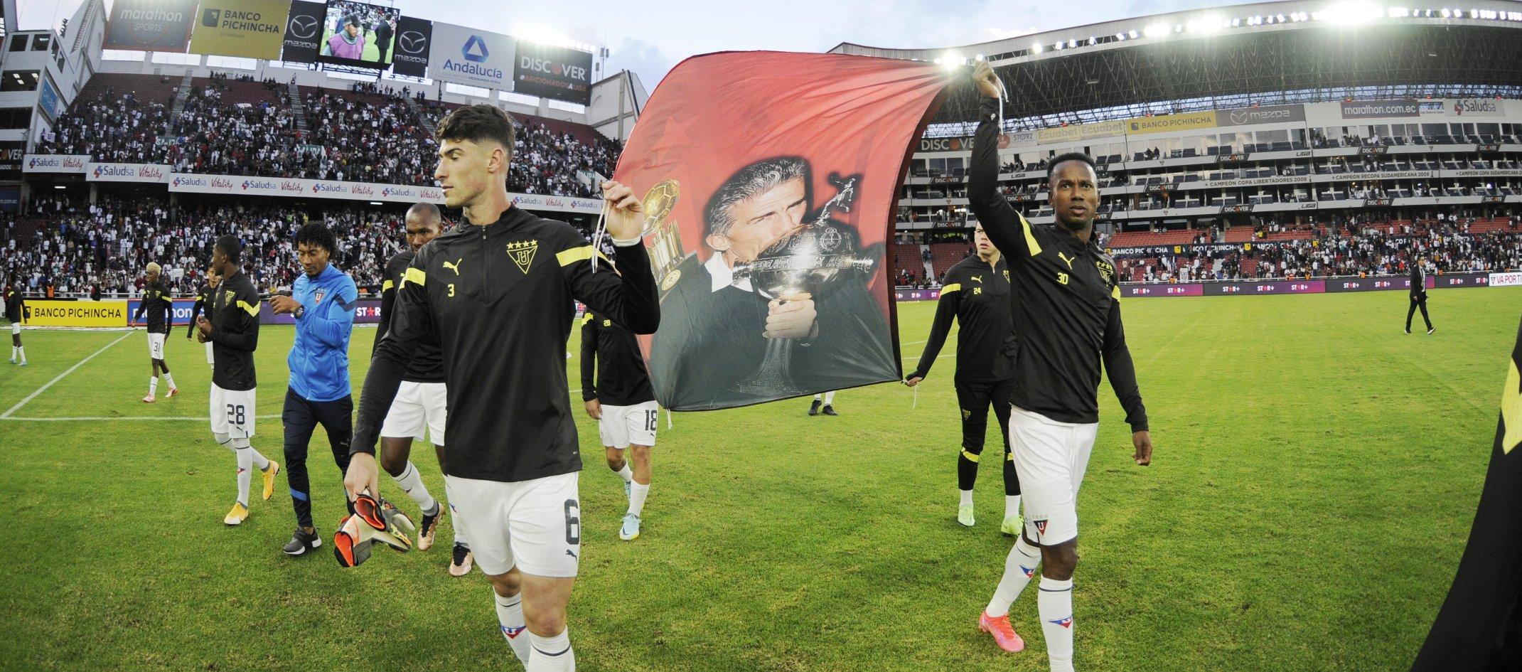 El homenaje de los jugadores de Liga de Quito al 'Patón' Bauza.