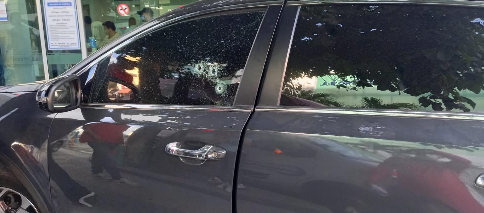 Camioneta en la que se movilizaba la víctima del ataque a bala.