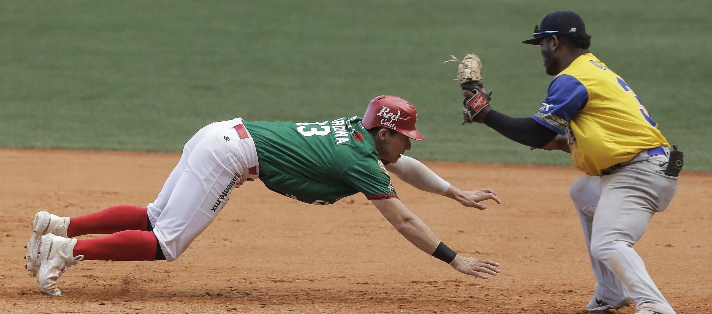 Dilson Herrera intenta poner out en la inicial a José Cardona 