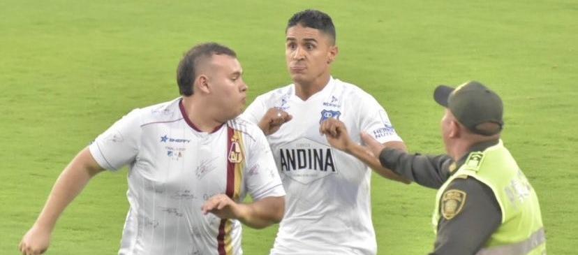 Daniel Cataño persiguiendo al hincha del Tolima que lo agredió.
