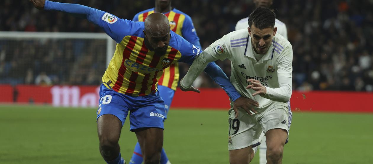 Dani Ceballos intenta despegarse de la marca de Dimitri Foulquier.