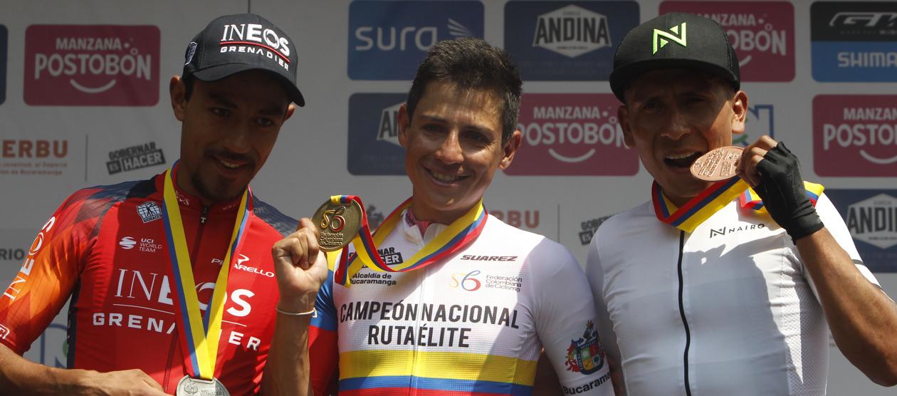 Esteban Chaves en medio de Daniel Martínez y Nairo Quintana.