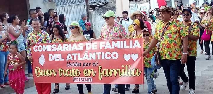 Los comisarios de familia en un desfile de Carnaval promoviendo el buen trato.