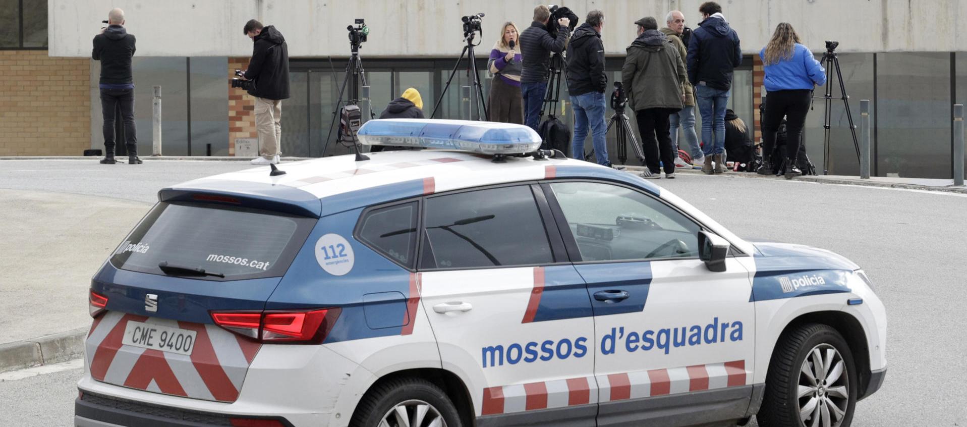 Periodistas se concentraron en las afueras del Centro Penitenciario Brians 2 a la espera del exjugador del Barça Dani Alves, ante el rumor de su posible salida.