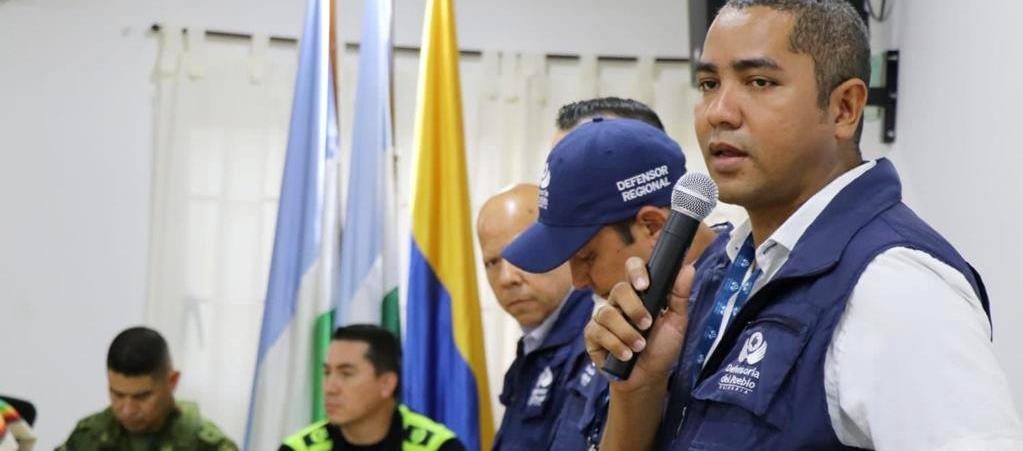 Delegados del Defensor del Pueblo, Carlos Camargo, en la mesa de diálogos en La Apartada.