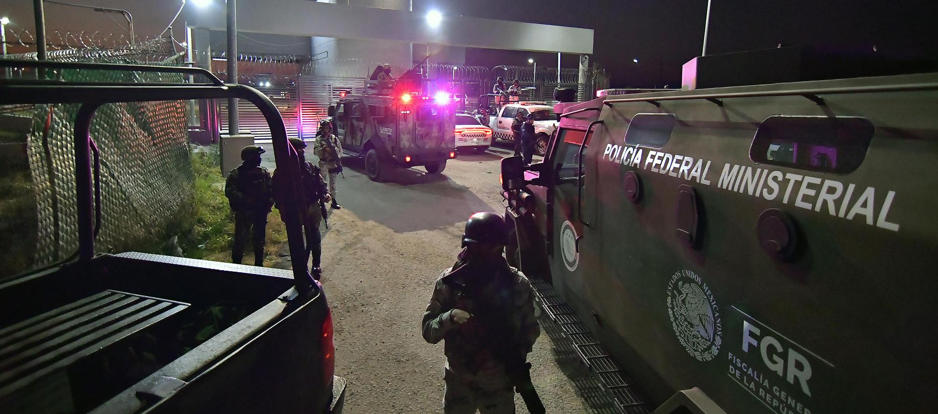 Un camión blindado, que hace parte de un convoy de seguridad, vigila el penal del Altiplano, donde se encuentra Ovidio Guzmán, hijo del 'Chapo', en Toluca, Estado de México