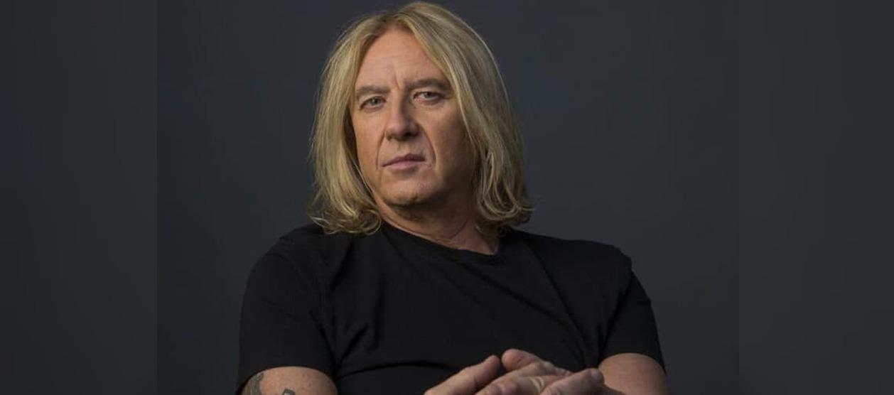 Joe Elliot, vocalista de Def Leppard, banda de rock británica.