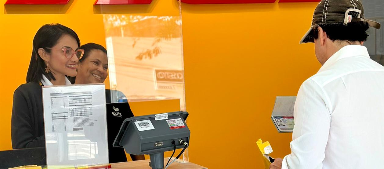 Alejandro Char recibiendo la visa