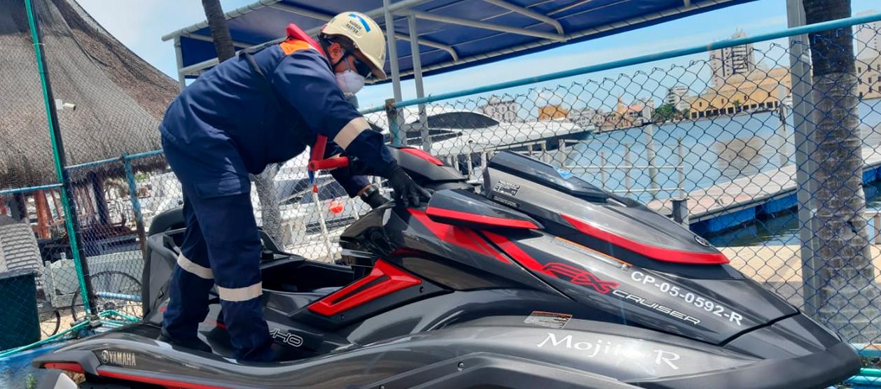 Personal de la Dimar revisa una moto acuática en una imagen de archivo.