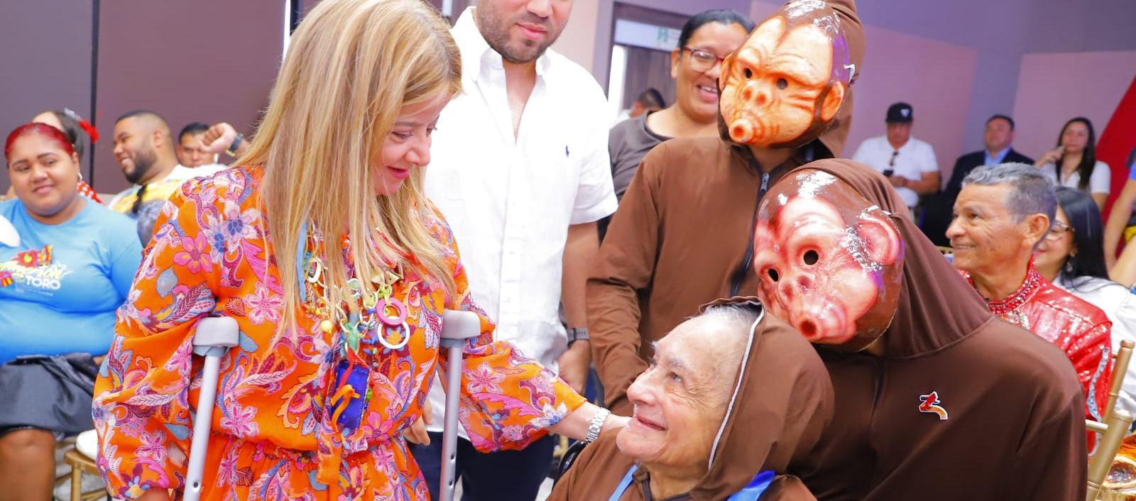 La Gobernadora Elsa Noguera condecorando a los hacedores del Carnaval.