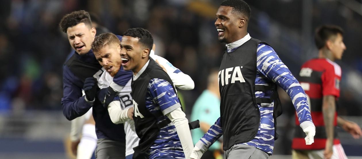 El colombiano Gustavo Cuéllar festeja con sus compañeros del Al Hilal el paso a la final del Mundial de Clubes.