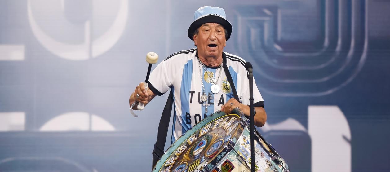 Carlos Pascual, con su inseparable bombo, recibió el premio entregado por la Fifa.