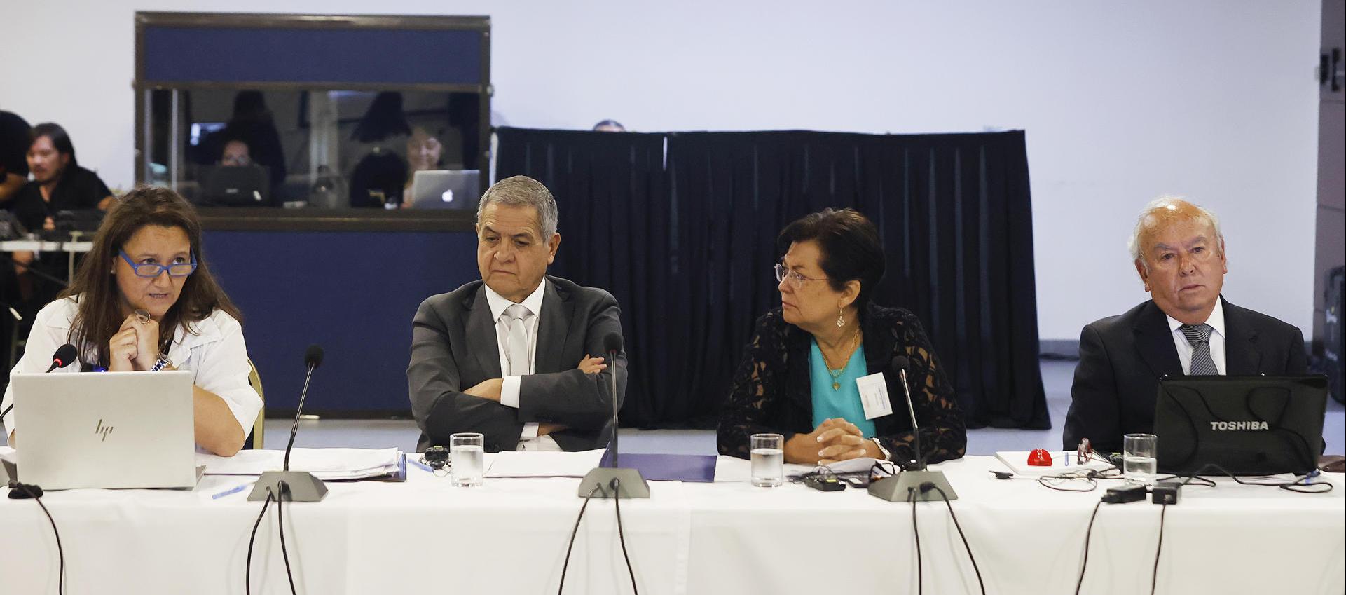 La ministra en visita para Causas de DD.HH., Paola Plaza, el ministro de la Corte Suprema, Dario Carroza, la coordinadora del panel Gloria Ramírez, y el abogado y sobrino de Neruda, Rodolfo Reyes.