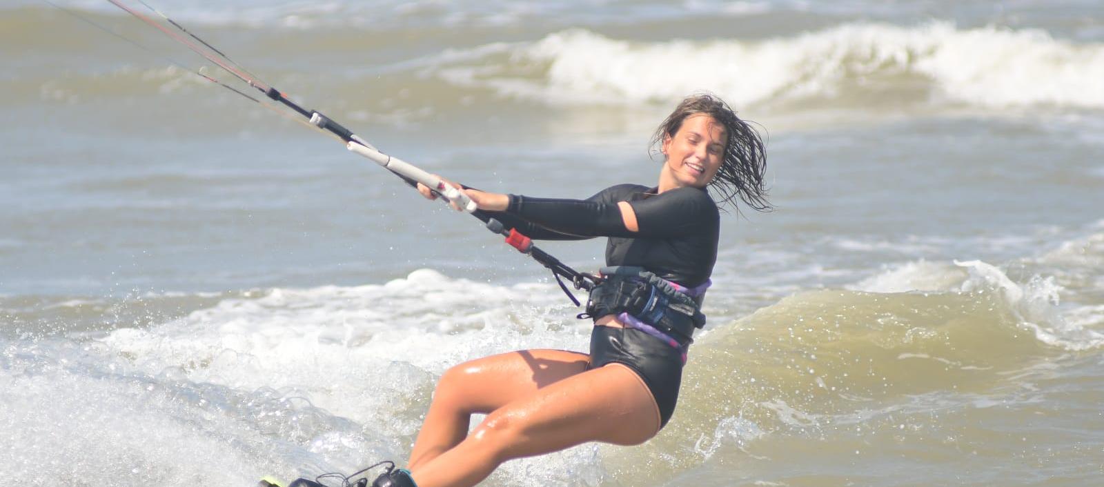 Varios participantes ya entrenan en las playas de Salinas del Rey.  