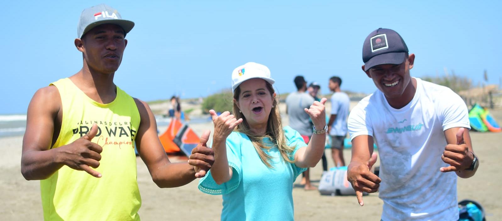 La gobernadora Elsa Noguera junto a Frank Charris y Duván Macías. 