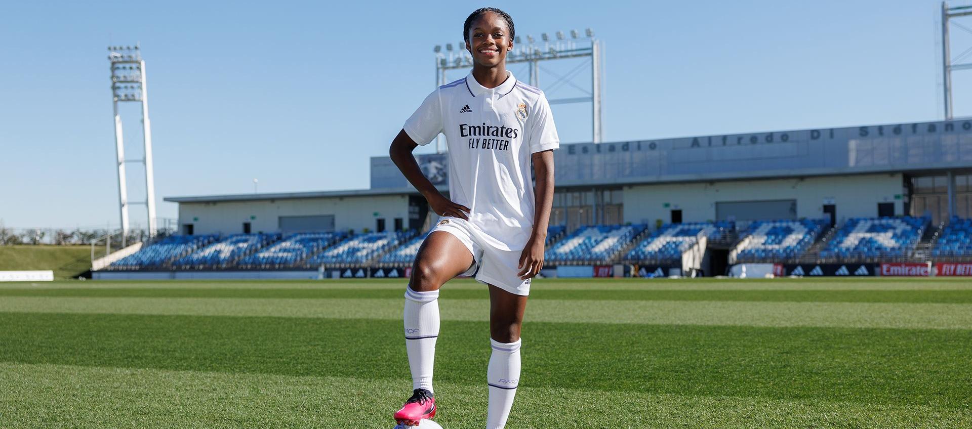 Linda Caicedo con la vestimenta del Real Madrid en Valdebebas. 