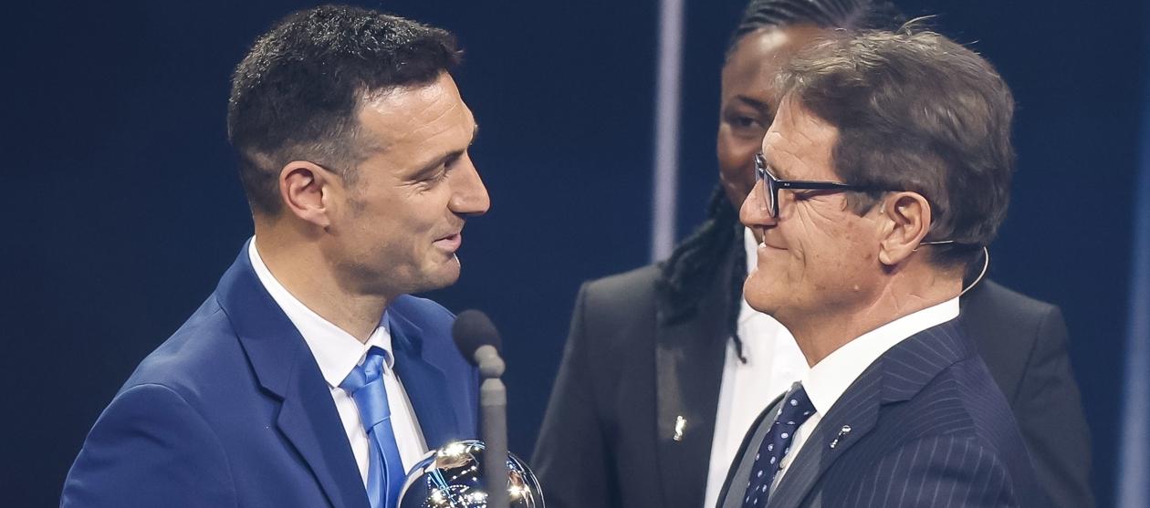 Lionel Scaloni recibió el trofeo de manos de Fabio Capello. 