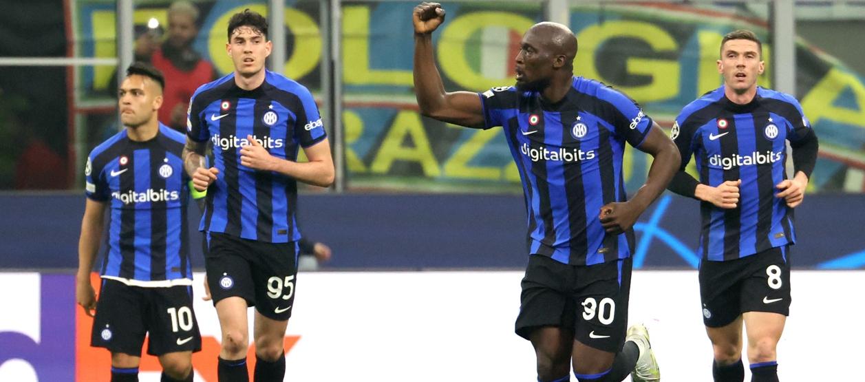 Romelu Lukaku festeja el gol con el que le dio la victoria al Inter de Milán.