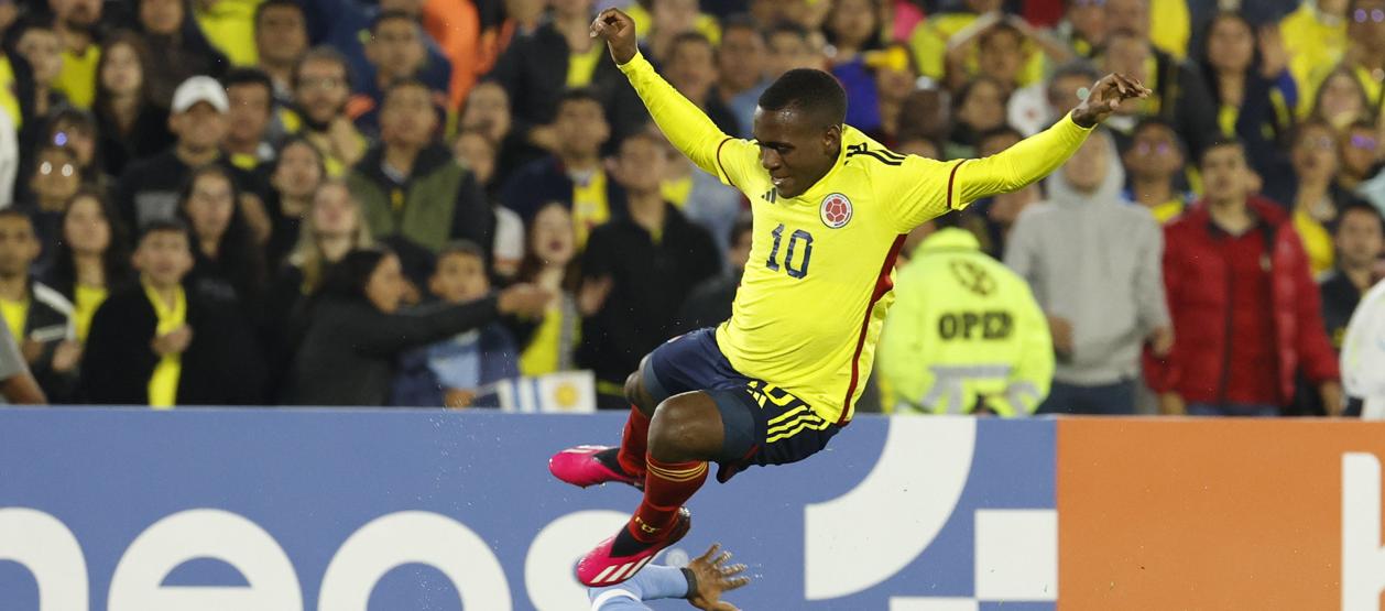 Alexis Castillo Manyoma, de Colombia, durante el partido contra Uruguay.