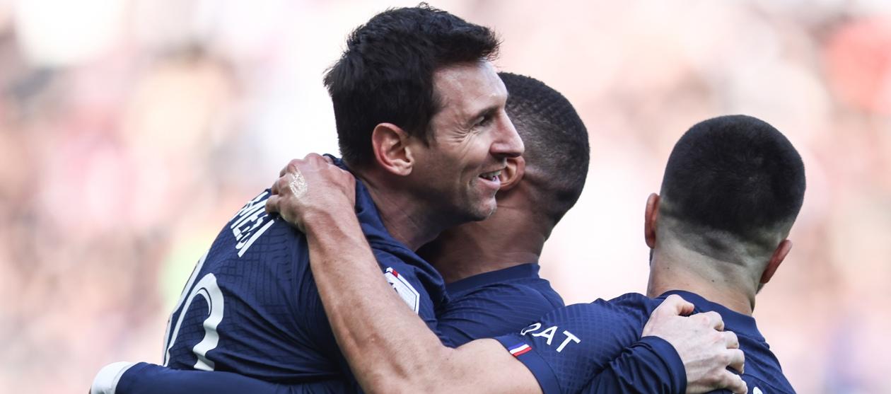 Lionel Messi celebra el gol de la victoria, tras el cobro de un tiro libre.
